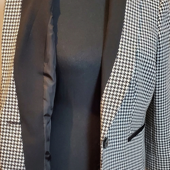 ONE BUTTON BLACK AND WHITE CHECKED PATTERN JACKET ( SIZE 8) - Picture 10 of 10